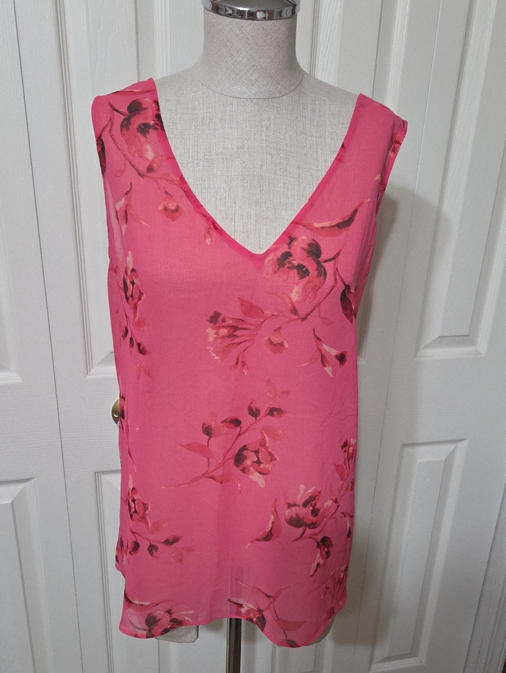 White House Black Market Pink Floral V-Neck Sleeveless Top